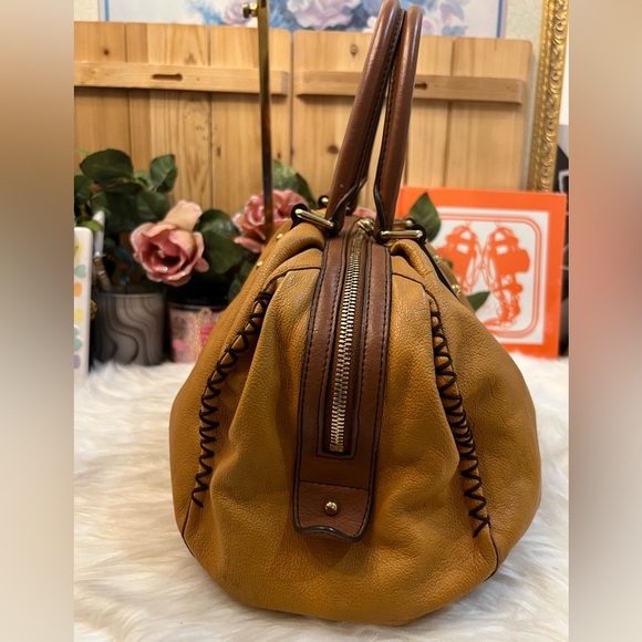 ⭐️MCM Soft Leather Handbag - Picture 4 of 15